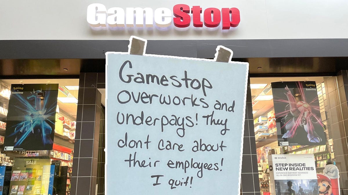 کارمند GameStop فروشگاه را می بندد و دیگر برنمی گردد